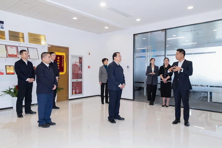 上海市长龚正一行察看AI知名人力资源服务公司美狮贵宾ms092021官网国际的AI赋能人力资源数据动态分析平台